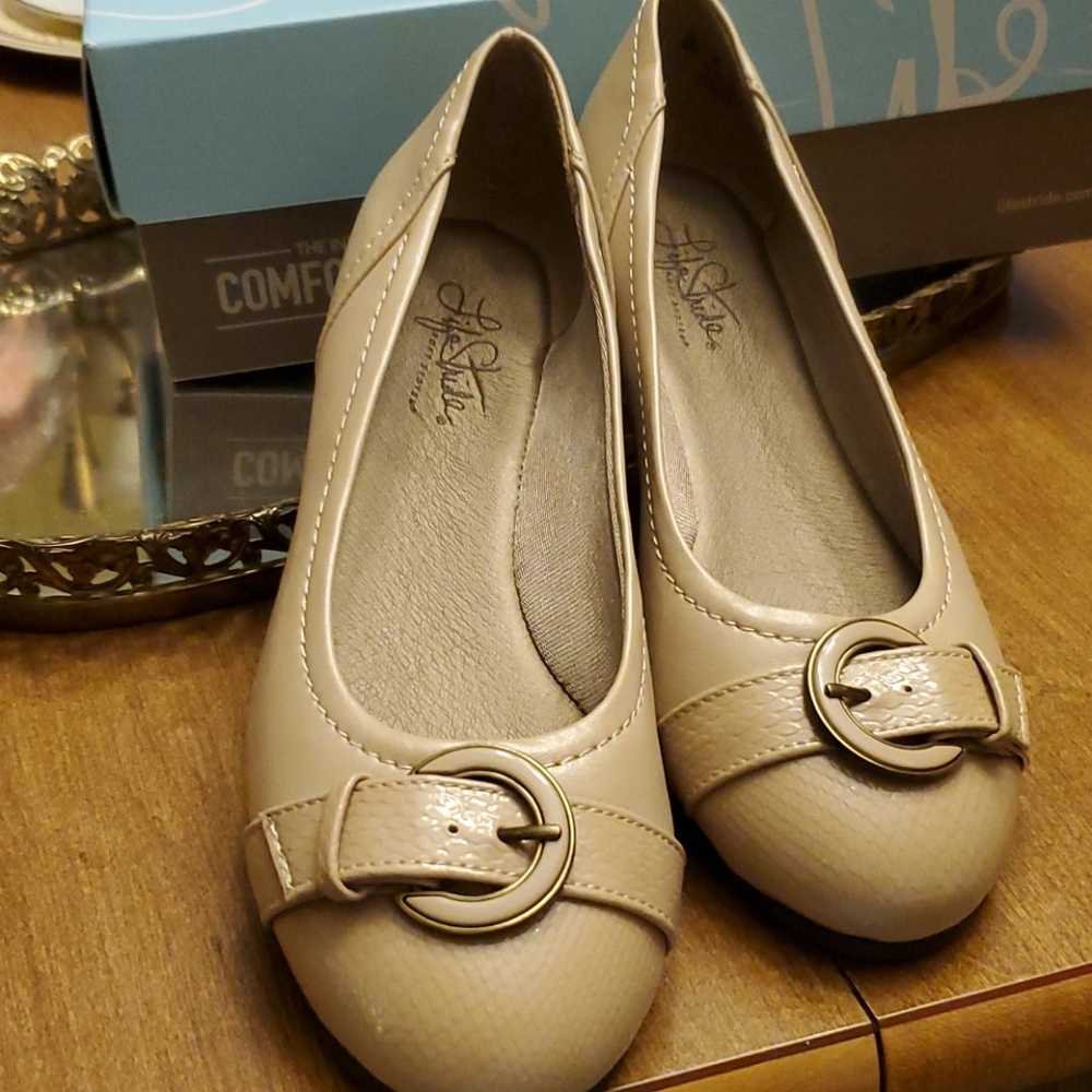 Life stride taupe tan flats